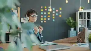Salariée détendue et souriante à son bureau, illustrant le bien-être au travail
